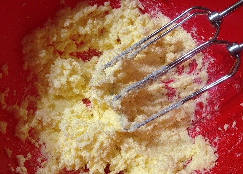 1. Этап. Кекс с клюквой и цукатами Новогодний: Мягкий маргарин взбиваем с сахаром, обычным и ванильным, минуты 3.