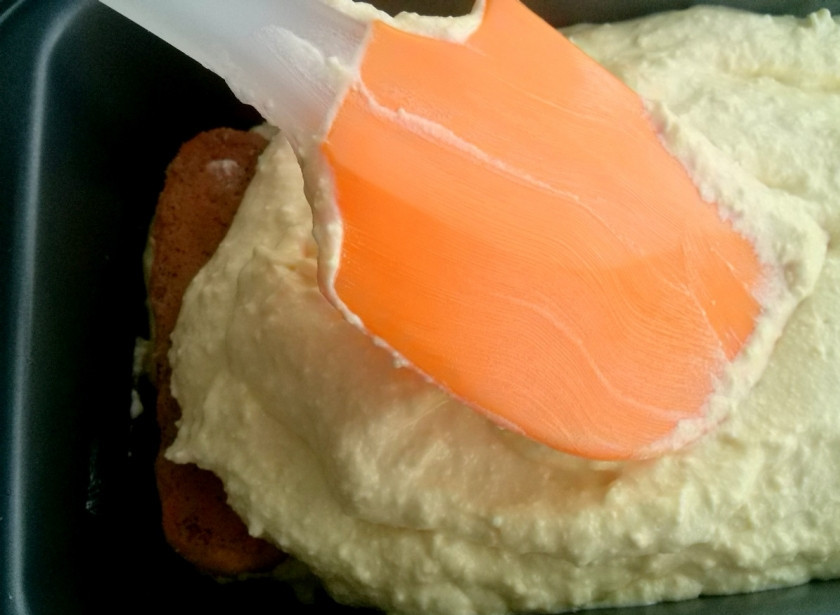 1. Этап. Тирамису с маскарпоне: Сверху выложите половину крема и разровняйте спатулой. Затем оставшуюся половину печенья — и еще раз крем из маскарпоне. Поставьте тирамису пропитываться в холодильник минимум на 6 часов, можно на ночь.