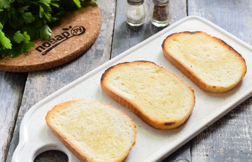 1. Этап. Брускетта в духовке: Готовые ломтики батона выложите на тарелку.