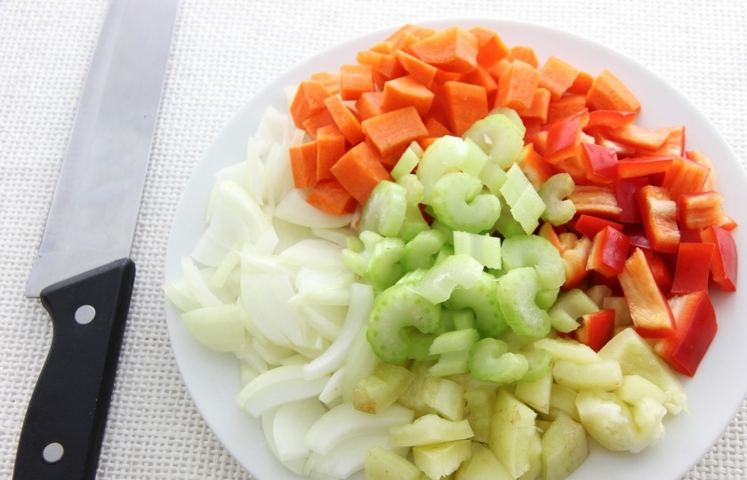 1. Этап. Овощной суп с фасолью: Одинаково мелко нарежьте все овощи.