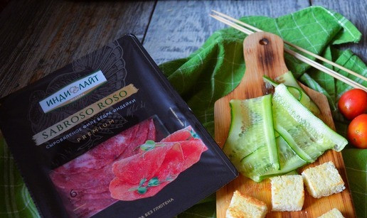 1. Этап. Закуска-перекус на шпажках: На сухой сковороде подсушить кубики хлеба. Огурец нарезать тонкими слайсами, слегка подсолить - это сделает ломтики мягкими, податливыми и уйдёт лишний сок.