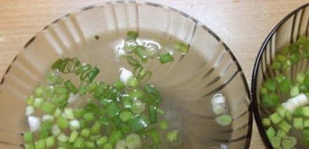 1. Этап. Пельмени с бульоном: 2. Добавим мелко порезанный зеленый лук.