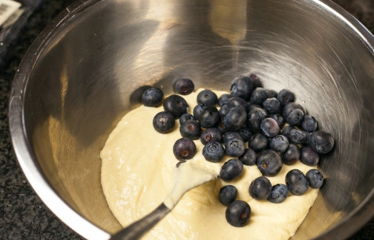 1. Этап. Оладьи с черникой: Смешиваем тесто. Оно получается, как густая сметана. Добавляем ягоды и перемешиваем уже с ягодами. Осторожно, не помните ягодки, если хотите, чтобы в оладьях они были целыми:)