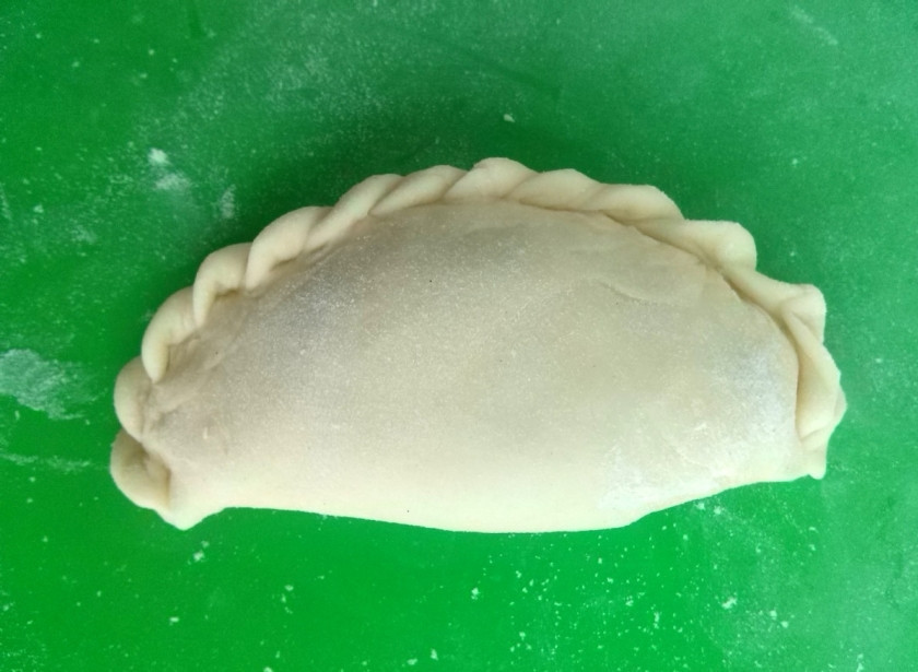 1. Этап. Посикунчики (пирожки): Край заверните 