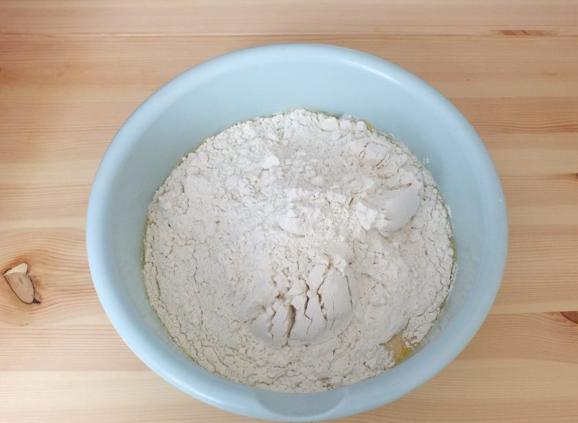 1. Этап. Кабартма: Добавьте большую часть муки и замешивайте тесто. Остальную муку подсыпайте частями.