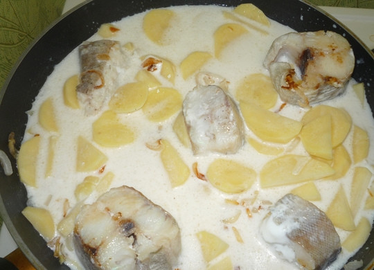 1. Этап. Минтай тушеный: Затем в сковородку отправляем картофель, перемешиваем и обжариваем содержимое еще около 3 минут и затем в сковородку вливаем сметану, добавляем немного воды и пару лавровых листов.