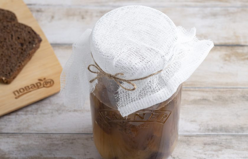 1. Этап. Домашний квас из ржаного черного хлеба: Затяните банку марлей и оставьте бродить на 36 часов. После процедите квас, перелейте в посуду для хранения и уберите в холодильник.