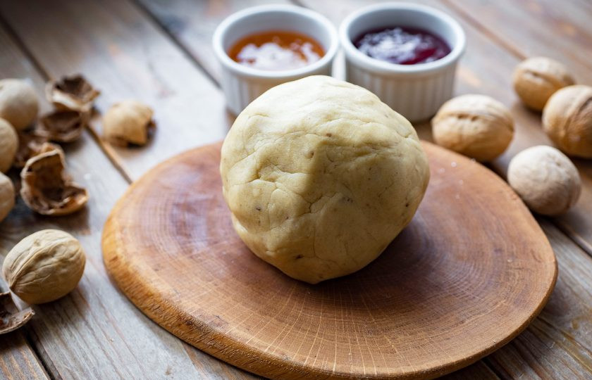 1. Этап. Австрийское Линцерское печенье: Замесите руками очень мягкое, эластичное тесто. Округлите тесто в шар, оберните в пищевой полиэтилен и положите на полку холодильника на час.