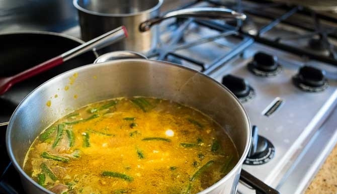 1. Этап. Суп из стейка семги: 5. Готовый суп накройте крышкой и настаивайте несколько минут, затем нарежьте мелко базилик и отправьте в кастрюлю, подавайте суп к столу.