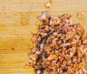 1. Этап. Фаршированные грибы с оливками и орехами: Орехи мелко порубите.