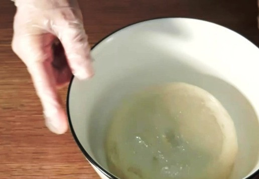 1. Этап. Белый хлеб домашней выпечки: 8. Выкладываем тесто в миску, смазанную растительным маслом, накрываем пленкой или пакетом, и ставим в теплое место на 20-30 минут.