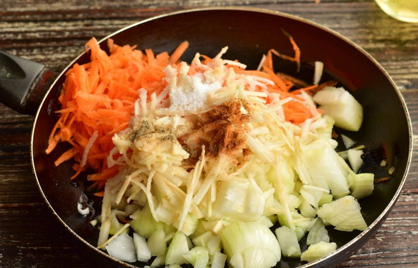 1. Этап. Луковый паштет: Добавьте соль, перец и куркуму.