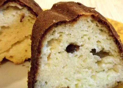 1. Этап. Творожная бабка: 6. Разогрейте духовку до 180 градусов. Форму для выпекания щедро смажьте сливочным маслом. Посыпьте дно и стенки формы панировочными сухарями или манкой. Выложите массу в форму. Поставьте ее в духовку. Выпекайте 40-45 минут. Творожную бабку охладите, не вынимая из духовки. Затем остывшую бабку подавайте к столу, нарезая на порционные кусочки.