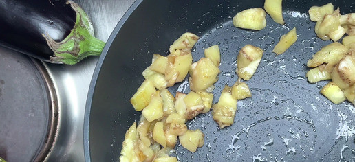 1. Этап. Запечённые баклажаны с фетой и яйцом: нарезаем сердцевину на кубики и жарим 10 минут на подсолнечном и сливочном масле