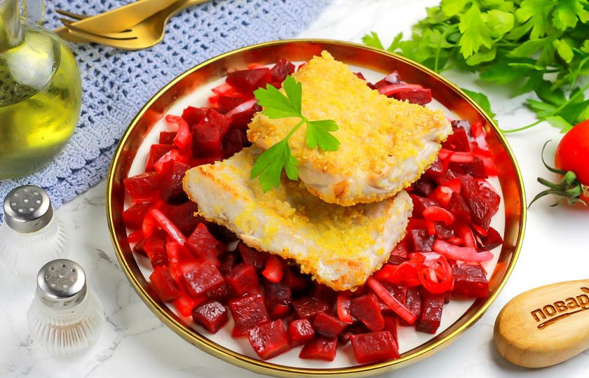 1. Этап. Жареная индейка со свеклой: Выложите жареную свеклу на тарелку, а на нее — филе индейки в золотистой панировке. Подайте блюдо к столу горячим. Особенно оно вкусно со сметаной, чесночным майонезом, сыром фета и т.д. Приятного вам аппетита!