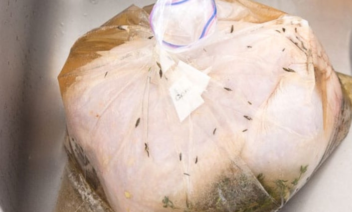 1. Этап. Запеченная курица с хрустящей корочкой: 5. Поместите курицу в пакет с рассолом и по максимуму удалите из него воздух. Оставьте ее мариноваться в холодильнике на 3-4 часа.