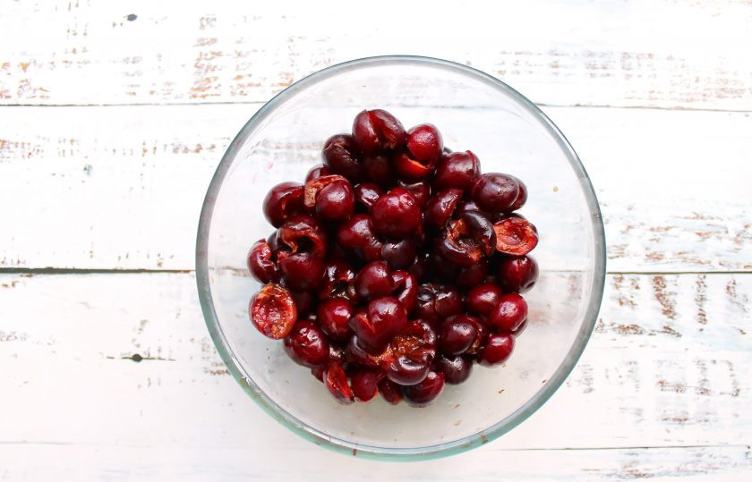 1. Этап. Желе из черешни на зиму: Черешню переберите, сполосните и удалите косточки.