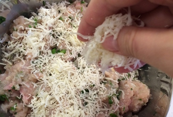 1. Этап. Фаршированная цветная капуста, запеченная в духовке: Фарш смешайте со специями, панировочными сухарями и измельченным чесноком. Добавьте тертый сыр и 2 ст.л. молока. Перемешайте массу до однородности.