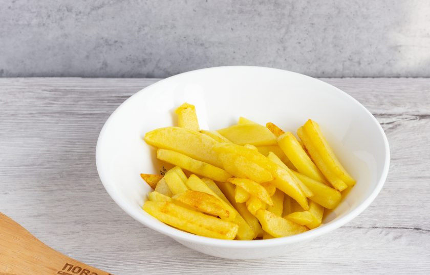 1. Этап. Чисанчи: Картофель очистите, помойте и нарежьте брусочками. Брусочки промойте от лишнего крахмала и обсушите. На оливковом масле обжарьте картофельные брусочки до полуготовности и переложите на тарелку.