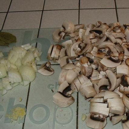 1. Этап. Суп из шампиньонов: Для начала почистим, затем нарежем грибочки и лук.