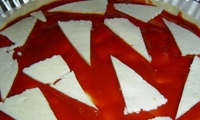 1. Этап. Сырная пицца: Нарезаем несколько ломтиков одного вида твердого сыра. Кладем на пиццу.