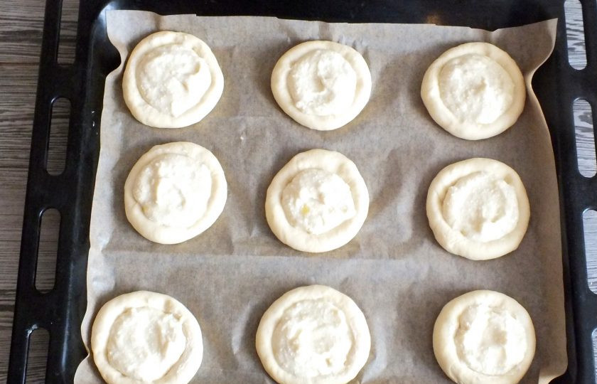 1. Этап. Ватрушки с бананом: Разложите начинку.