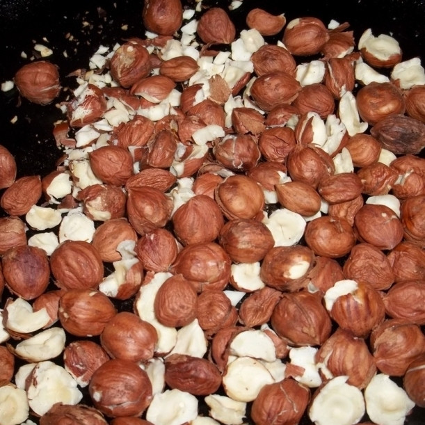 1. Этап. Куриный салат с гранатом: Орехи прокалить 2-3 минуты на сухой сковороде, очистить от кожуры и измельчить.