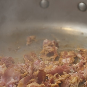 1. Этап. Паста с беконом и помидорами: 5. В небольшом количестве оливкового масла обжарьте нарезанный бекон. Как только бекон станет хрустящим, выложите его на бумажное полотенце.