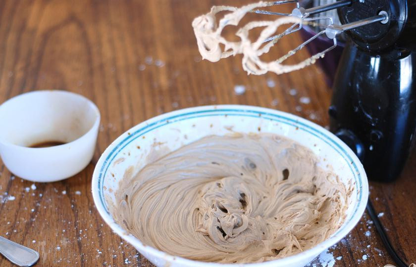 1. Этап. Кофейные маффины: 6. Тем временем приготовить кофейно-сливочный крем в миске. В небольшой миске смешать растворимый кофе с ложкой кипятка и перемешать. Добавить его в смесь масла и перемешать до однородной массы.