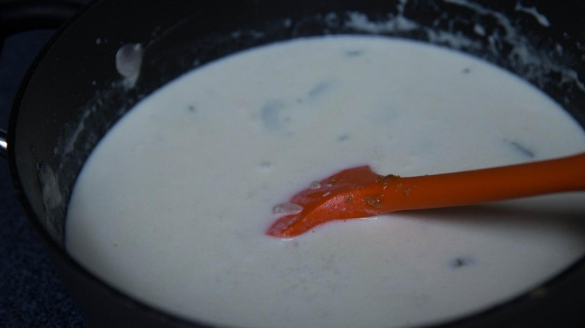 1. Этап. Куриный суп с галушками: Добавьте к обжаренным сельдерею и репчатому луку муки.Вылейте к ним горячую воду, добавьте нежирных сливок. Посолите.