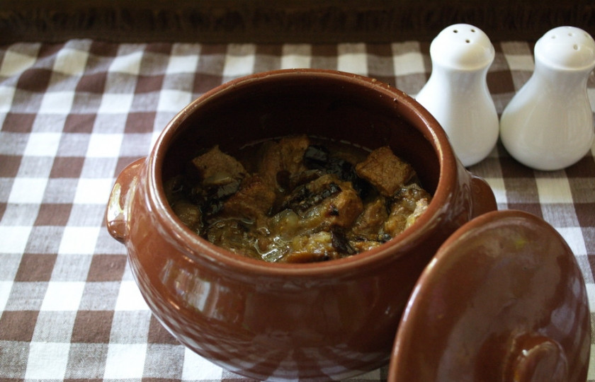 1. Этап. Мясо по-грузински: Разогрейте духовку до 200 градусов. Закройте горшочек крышкой. Запекайте 1 час в духовке. Горячим подайте к столу.