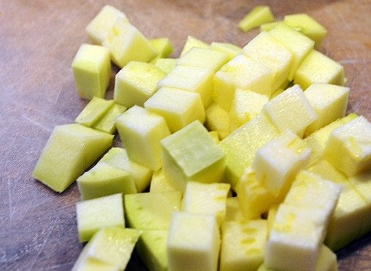 1. Этап. Икра кабачковая: 3. Кабачки очистите и нарежьте кубиками. Отдельно обжарьте их на сковороде минут 7-10.