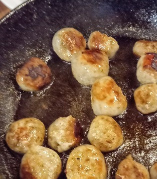 1. Этап. Фрикадельки из колбасок со сладкими перцами: На небольшом огне (близком к среднему) разогреть масло и выдавить в сковороду мясо из колбасок. Не боясь быть неточным, создать мясные шарики приблизительно одной величины, и жарить 8-10 минут, переворачивая их на половине времени готовки.