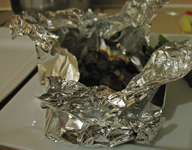 1. Этап. Ромштекс из свинины в духовке: К концу готовки можете приоткрыть фольгу - мясо должно очень легко разрезаться.