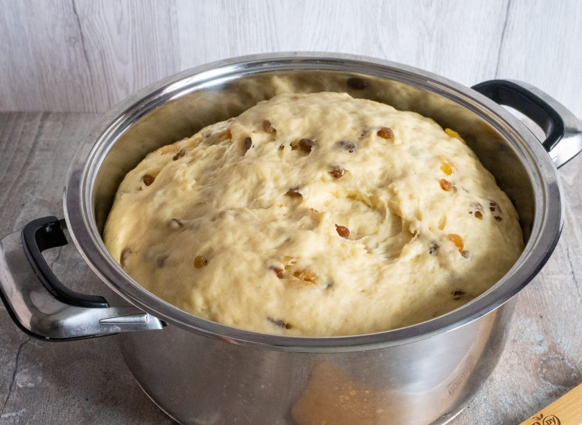 1. Этап. Кулич который не черствеет: Уберите в теплое место примерно на час. Поднявшееся тесто немного обомните.