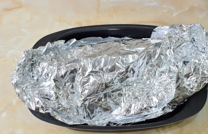 1. Этап. Судак с лимоном в фольге: Накройте рыбу фольгой и поставьте в духовку, разогретую до 180 градусов, примерно на 30-40 минут.