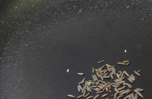 1. Этап. Пёркельт: Зерна тмина подрумянить на сухой сковородке.