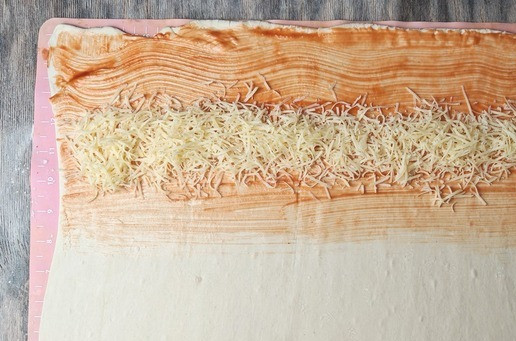 1. Этап. Пирог с тефтелями и сыром: Распределить сыр, натертый на мелкой терке.