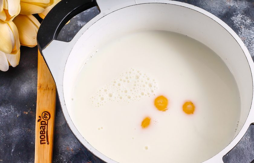 1. Этап. Торт Наполеон с грецкими орехами: В это время приготовьте крем. В казан или кастрюлю с антипригарным дном влейте молоко любой жирности и любого сорта, выложите туда же желтки куриных яиц. Всыпьте сахар и ванильный сахар, муку. Тщательно взбейте венчиком.