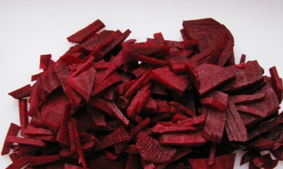 1. Этап. Борщ на свиных ребрышках: 5. Свеклу почистить и нарезать тонкими брусочками или натереть на терке (лучше, если с морковью они будут нарезаны одинаково).