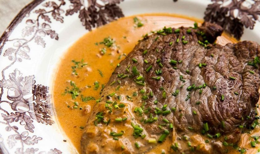 1. Этап. Говяжий стейк с соусом: 4. Подавайте готовый стейк с соусом и посыпьте зеленым луком.