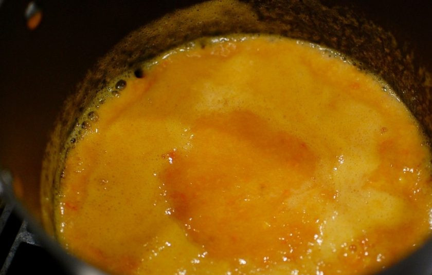 1. Этап. Джем из хурмы: Далее доведите смесь до кипения и варите в течение 5 минут.