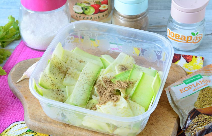 1. Этап. Маринованные кабачки за 30 минут: Всыпьте к кабачкам молотый кориандр, сахар, черный перец и соль.