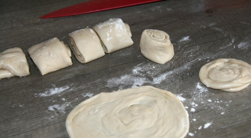 1. Этап. Самса узбекская слоеная с мясом: 4. Рулет нарезаю кусочками, затем каждый из них раскатываю в небольшой круг с тонкими краями.