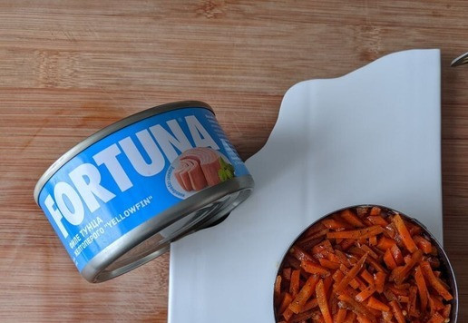 1. Этап. Салат Тунец в тулупе: Морковь по-корейски режем, кладём следующим слоем, смазываем майонезом.