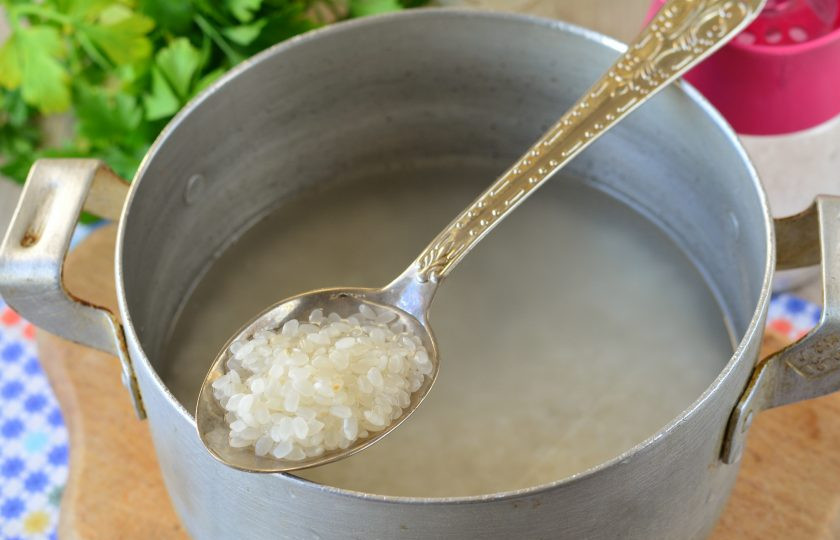 1. Этап. Рис для роллов без уксуса: В кипящую воду всыпьте рис и варите 15 минут.