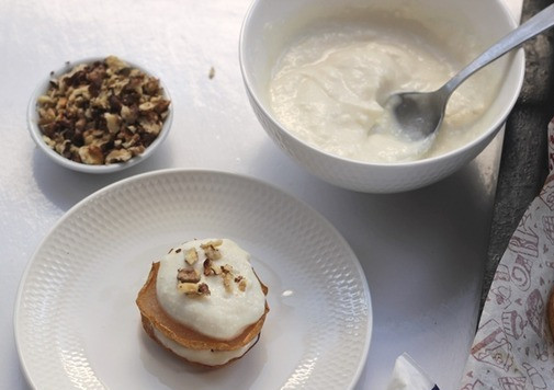 1. Этап. Запеченные груши с творожным сыром: На десертную тарелку выложить дольки груш смазывая каждый слой кремом и посыпая грецкими орехами.