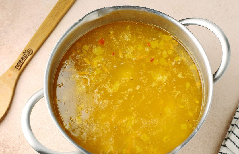 1. Этап. Суп на завтрак: Если время позволяет, дайте супу настояться ещё 10 минут.