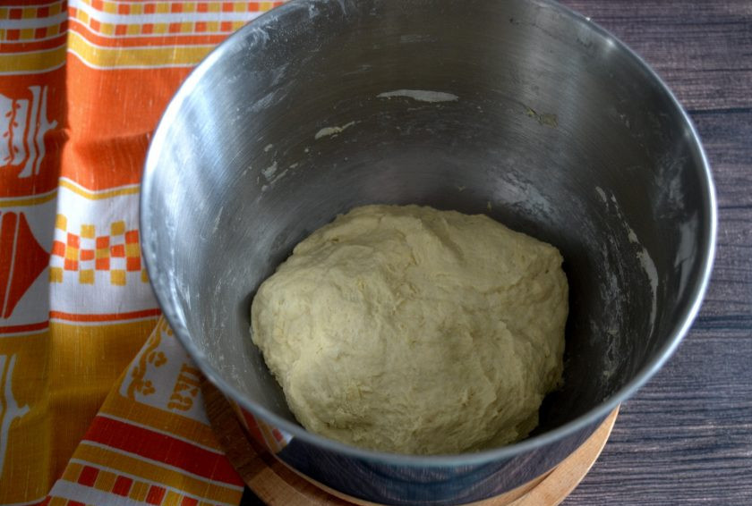 1. Этап. Кукурузный хлеб на дрожжах: Накройте емкость пищевой пленкой, оставьте при комнатной температуре для брожения на 2 часа.