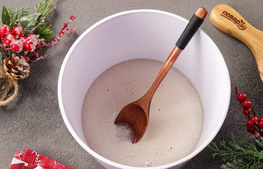 1. Этап. Новогодние пирожки Змейки: Перемешайте и дайте постоять 10 минут.